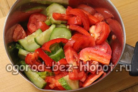 우리는 샐러드에 물을 붓는다