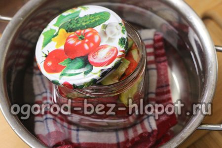 야채가 담긴 병 살균