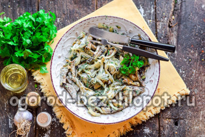 접시에 담긴 가지 샐러드