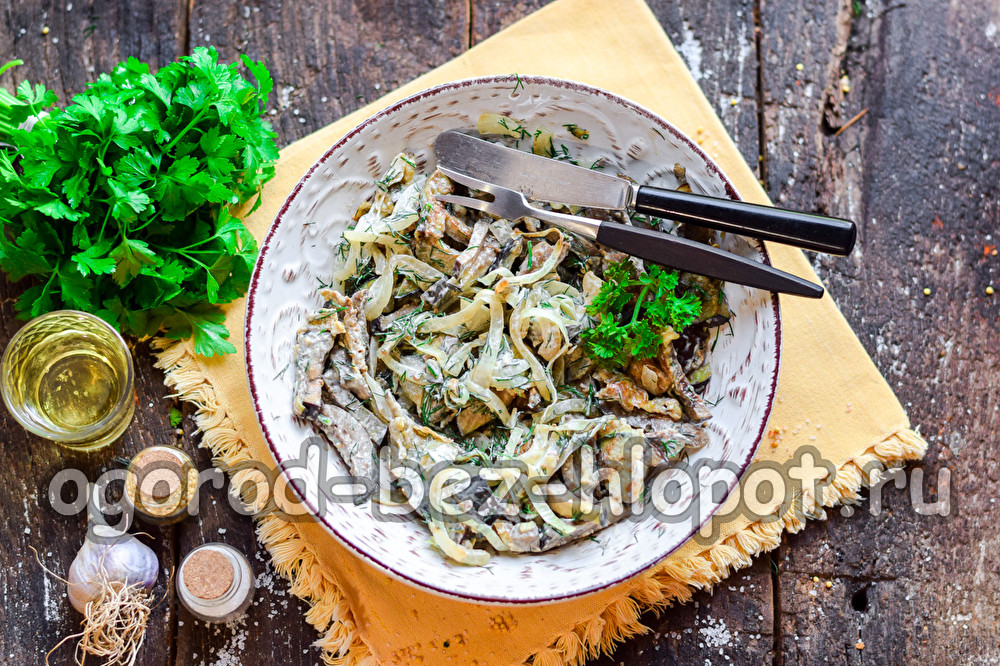 접시에 담긴 가지 샐러드