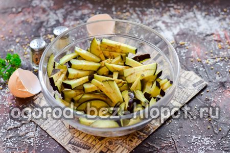 접시에 재료를 담다