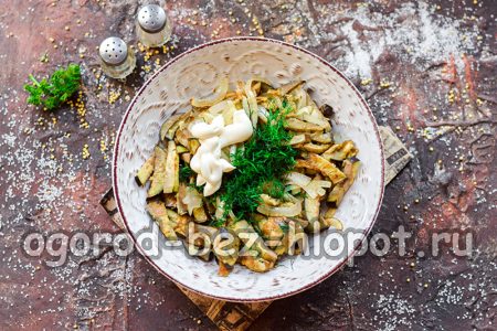 샐러드에 마요네즈를 바르다