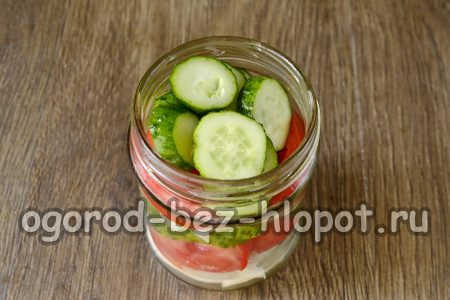 야채를 병에 옮기다