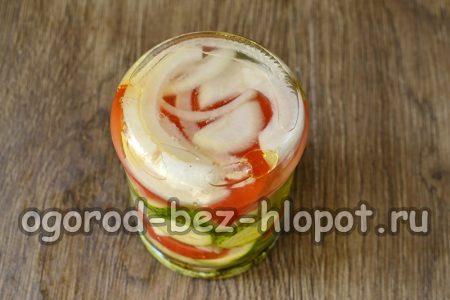 샐러드를 뚜껑으로 덮다