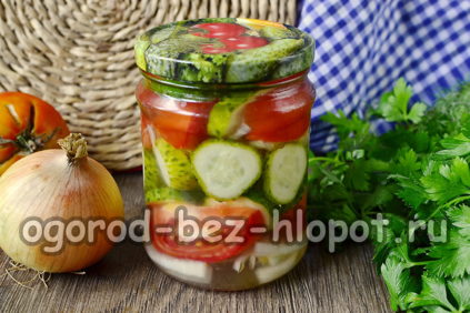 겨울철 오이 토마토 샐러드. 손가락 핥을 정도로 맛있어요.