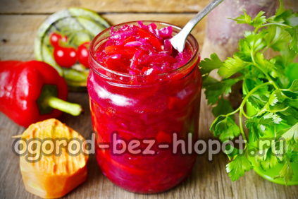 고추와 양파를 곁들인 비트 샐러드