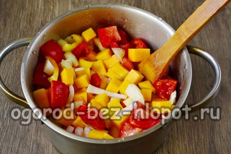 야채를 냄비에 넣으세요