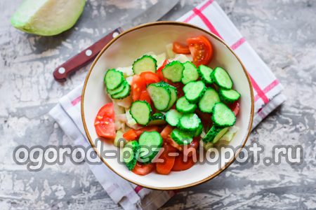 다진 오이를 추가하세요