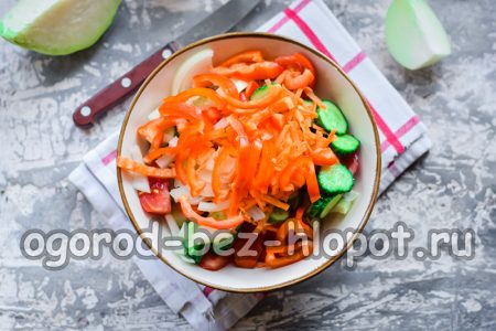 다진 고추를 넣는다