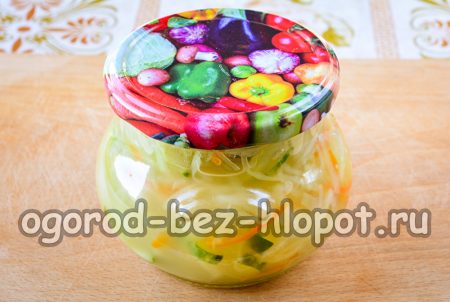 뚜껑을 닫아 샐러드를 말아 올리다