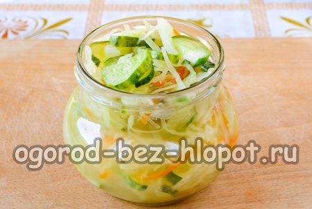 병에 샐러드를 채우다