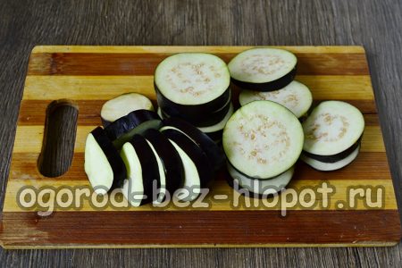 가지를 링 모양으로 자르고 소금을 뿌린다