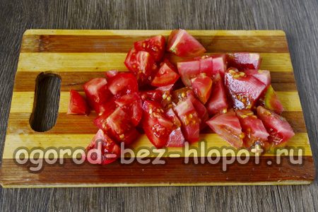 토마토를 조각으로 자르다