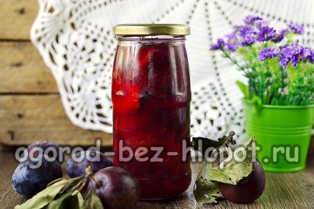 자두는 자기 주스에 담겨있다