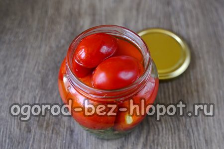 토마토 위에 매리네이드를 붓는다