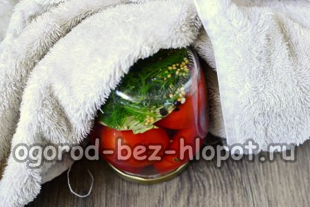 뚜껑을 덮고 토마토를 말아 올리다