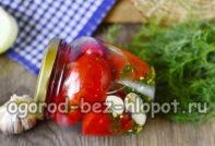 통 토마토처럼 병에 담아 겨울 동안 소금만 넣은 토마토