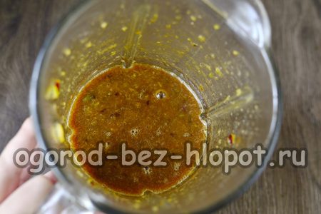 블렌더로 자두를 다진다