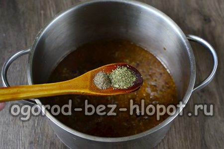 매실 퓌레에 향신료를 첨가하다