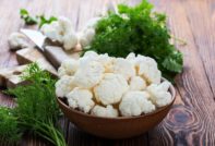 테이블 위의 콜리플라워