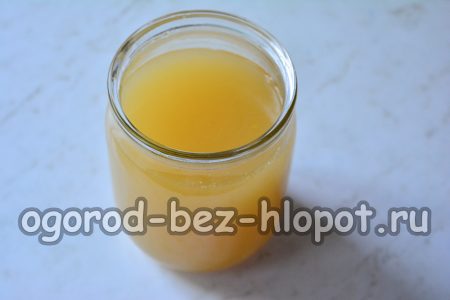 주스를 병에 붓다