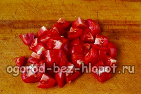 토마토를 여러 조각으로 자르다