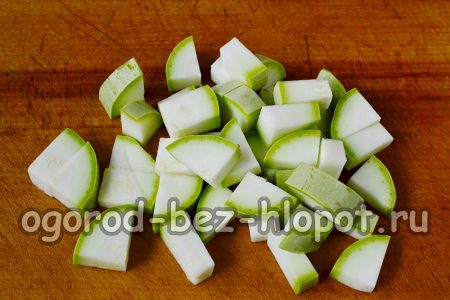 호박을 중간 크기로 자른다