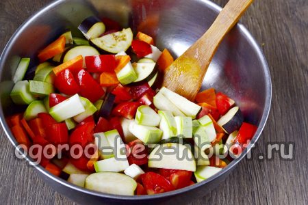 다진 야채를 모두 한 그릇에 섞어주세요