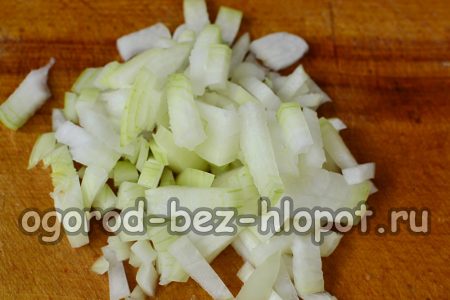 양파 껍질을 벗기고 잘게 썬다