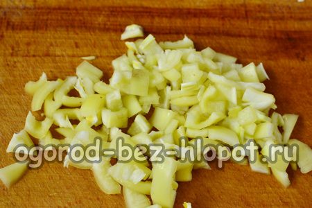 우리는 달콤한 고추의 핵을 제거하고 그것을 잘게 썬다.