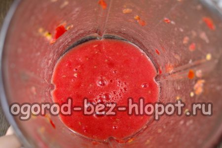 토마토를 블렌더로 다진다