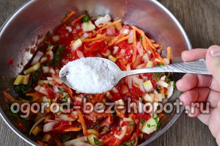 모든 재료를 한 그릇에 넣고 소금을 넣습니다.