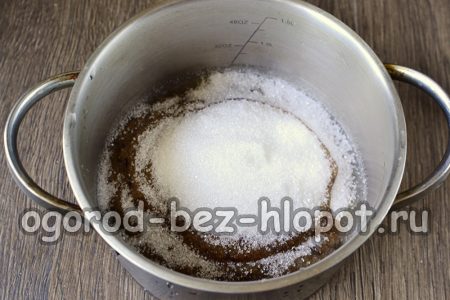 자두에 설탕을 뿌린다