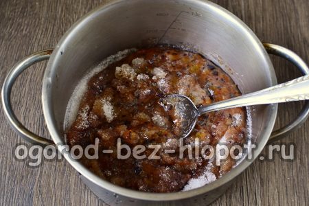 자두와 설탕을 섞다