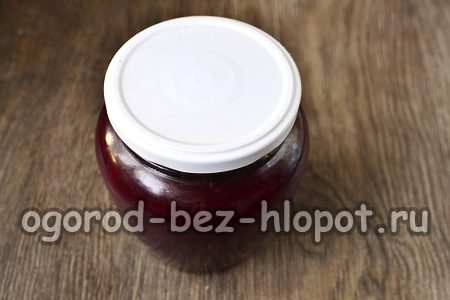 퓨레를 병에 옮기다