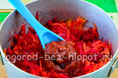 토마토 페이스트를 추가하다