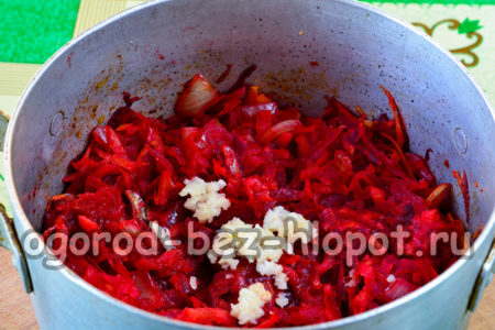 마늘과 식초를 첨가한다