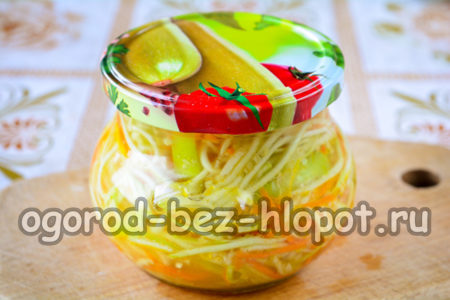 우리는 뚜껑이 있는 항아리를 말아 올립니다