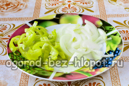 고추와 양파를 다진다