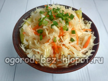 양파를 넣고 기름을 뿌린다