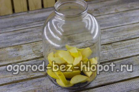 사과를 다져서 병에 담는다