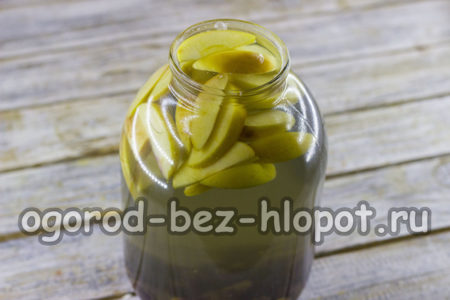 시럽을 병에 붓다