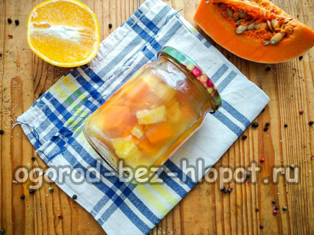 병에 담긴 설탕에 절인 과일