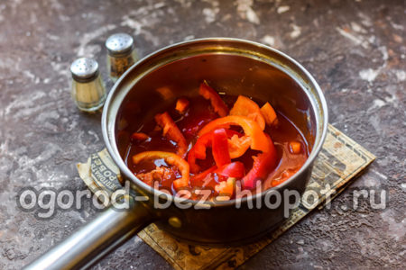 다진 고추를 넣는다