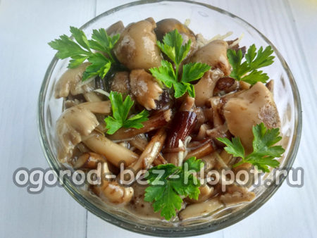 완성된 버섯에 허브를 얹어 장식합니다