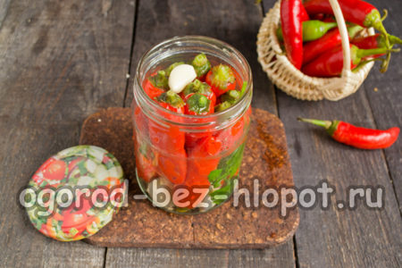 항아리에 후추와 마늘을 채우세요