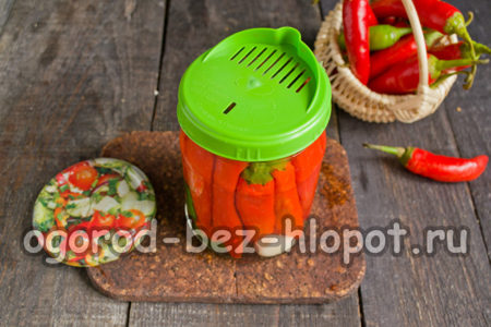 끓는 물을 항아리에 붓다