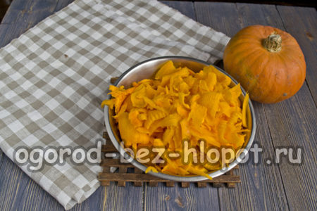 호박 껍질을 벗기고 다진다