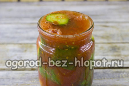 오이 위에 토마토를 붓다