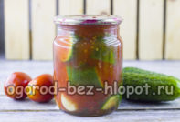 토마토 소스에 담긴 오이